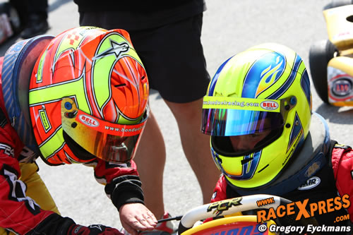 Amaury geeft broef Anthony nog wat tips vlak voor de start